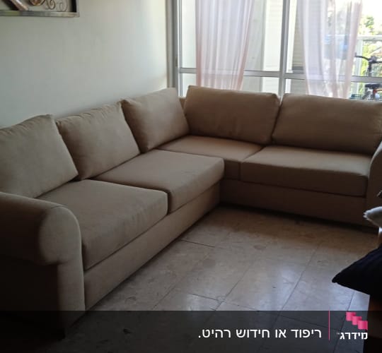 ספה פינתית מרופדת בבד בז